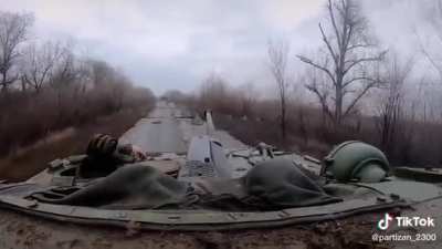 A ukrainian IFV simply drives through some infamous dragon teeth. Probably scratched the paint a bit though.