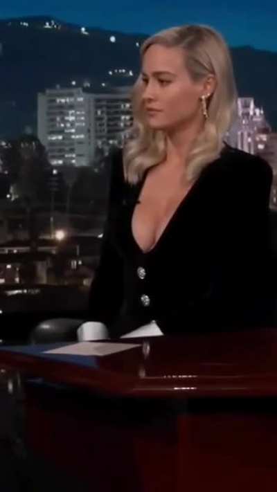 Brie Larson discussing bra sizes 😳