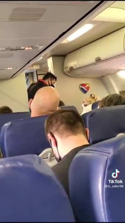Entire flight applauds as anti-masker couple gets thrown off plane