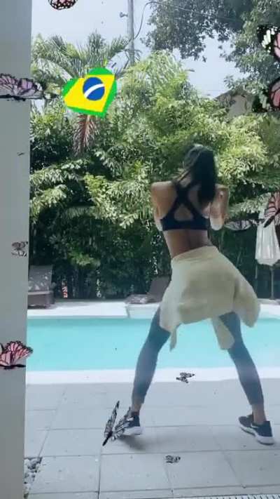 She&rsquo;s annoying when she puts the hoodie around her waste to dance like this