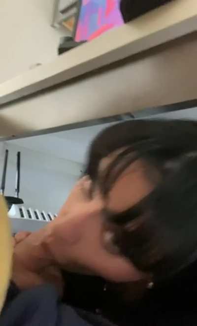 Secretaria sexy debajo de la mesa sorprendiendo a su jefe