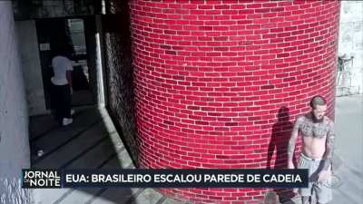 Brasileiro fugindo da penitenci&aacute;ria americana no estilo Homem-Aranha.