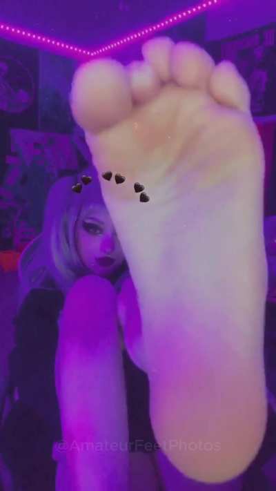 Twitch Streamer who sells me feet stuff