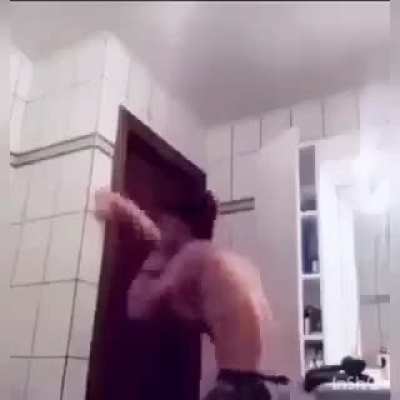 thorcubed entrenando en la ducha con su padre para por fin ganarle a Beelce y a salva (fracasa miserable y humillantemente)