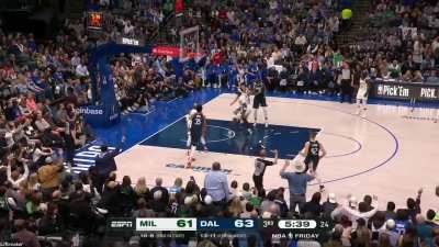 [Highlight] Luka Doncic with a very impressive behind the back pass to Maxi Kleber who nails the triple