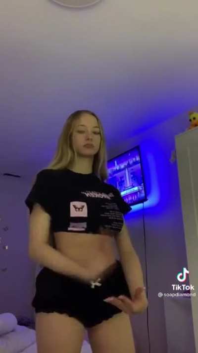 Shaking those 32DD&rsquo;s