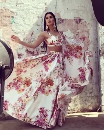 That silky smooth sexy body in those silk dresss. Damn Katrinaahhh 🔥🔥