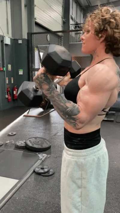 Growing my biceps so they are even bigger 😈😈😈😈