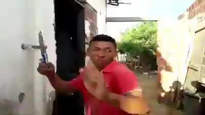 Mexicano y boliviano peleando por el agua
