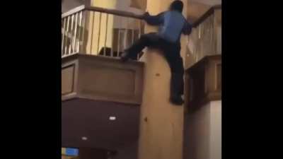 bruce dipping out of yachty crib when he hear his girl coming🏃🏾&zwj;♂️