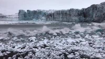 Tourists watch &amp;amp; scramble for cover as a huge chunk of the Brei&eth;amerkurj&ouml;kull glacier collapses
