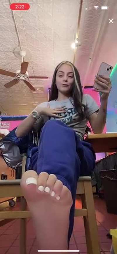 She&rsquo;s FINALLY back on TikTok live 😵&zwj;💫 with white toes