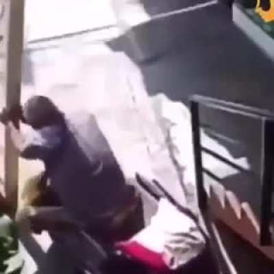 O cadeirante passou a perna no cara