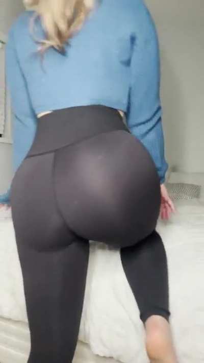 Just a little Sunday booty for your worship 🙇‍♂️
