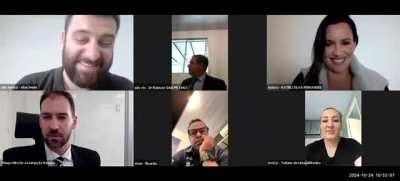 Cliente se esconder embaixo da mesa durante uma audi&ecirc;ncia virtual