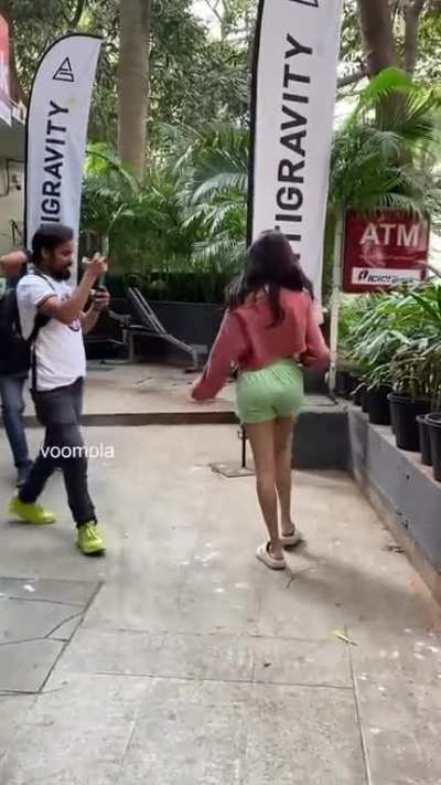 Jhanvi 🍑