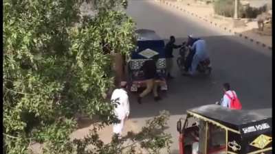 Incredible footage. Policeman walks right up to the robber's face and shoots him point blank while being fired upon. Happened in NIPA Chowrangi, Karachi.