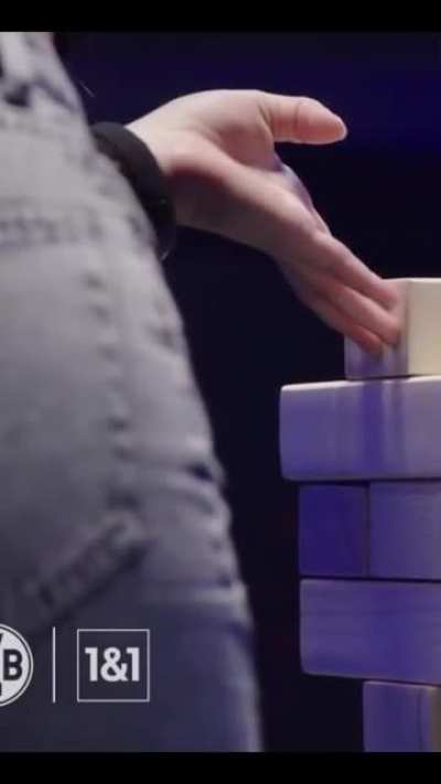 Aus dem Video: &bdquo;Lukasz Piszczek gegen Julia Beautx: 1-GEGEN-1 - die Gameshow&ldquo;