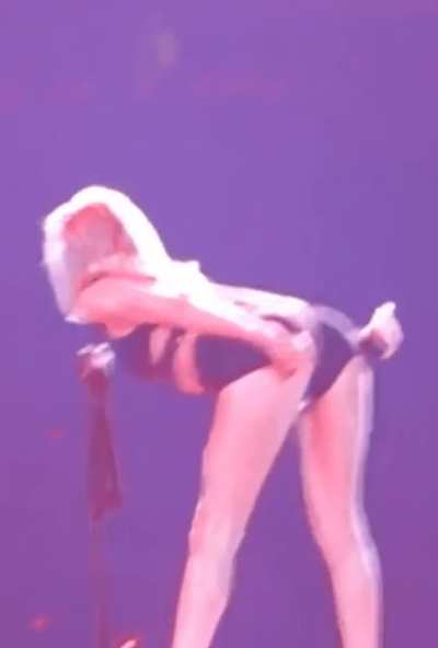 Lovin&rsquo; those legs in booty shorts 😳😍