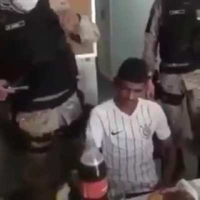 Pol&iacute;cia prendeu um ladr&atilde;o e quando foi ver, era bem o dia do anivers&aacute;rio de 18 anos do vagabundo. Os policiais, muito simp&aacute;ticos, resolveram fazer uma festa para o cara ter para sempre mem&oacute;rias desse dia 🥳