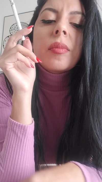 These lips love to exhale smoke