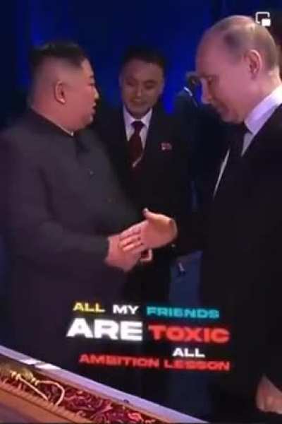 三胖访俄时当场偷东西，普京发现后企图用握手来阻止，但三胖机灵 转手给了自己的翻译。网友评论说三胖太顾家，虽傻但傻进不傻出，比包子强多了，包子只会往外送东西 （转自推特@laodeng89）