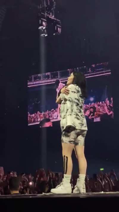 What a booty, Billie!