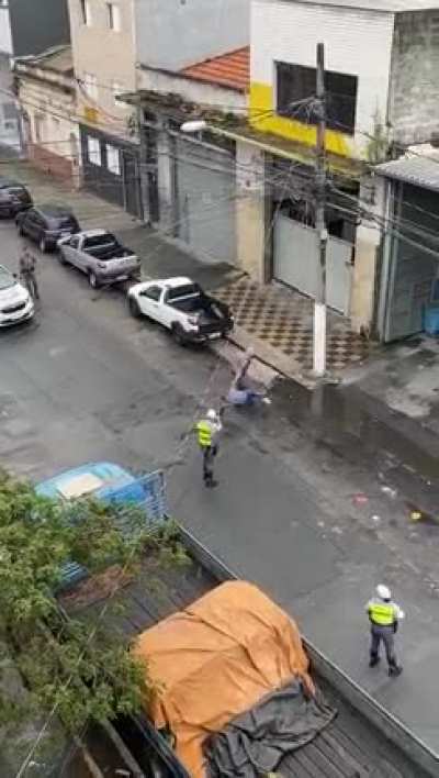 La forma en que el poli asiente al final, eleva el v&iacute;deo de bueno a excelso