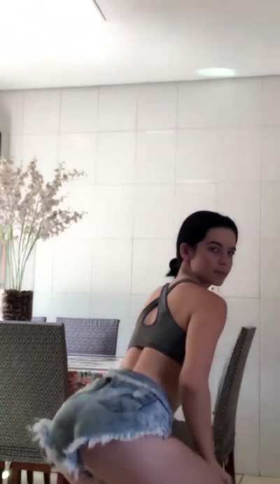 J&uacute;lia Linhares