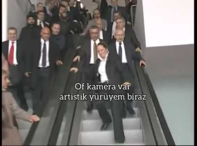 Bay kemal yanlış merdivende y&uuml;r&uuml;rken