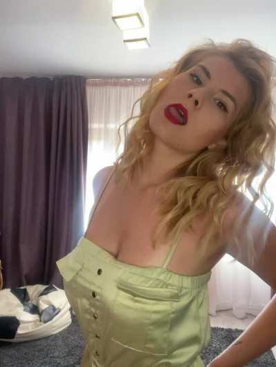 Showing my boobs on reddit makes me kind of horny