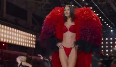 Bella walking in the Victoria&rsquo;s Secret Fashion Show (October 15th 2024)