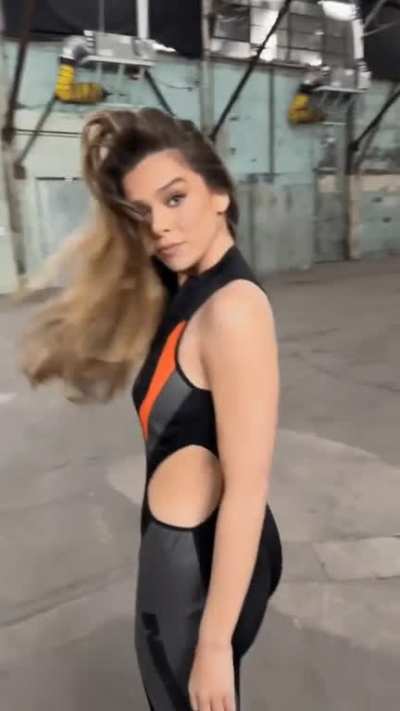 Hailee Steinfeld's amazing body.