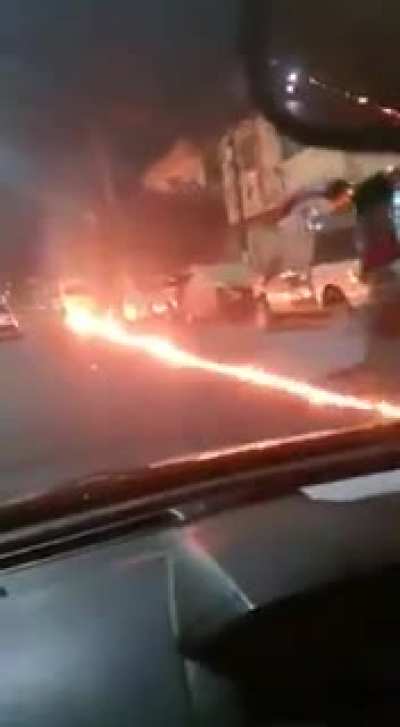 Combi arrastra una moto y se enciende.