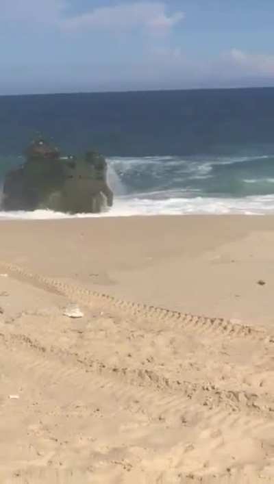 EasterEgg do Covid: se voc&ecirc; for a praia na semana do super feriado de pascoa no RJ voc&ecirc; encontrar&aacute; blindados na praia.