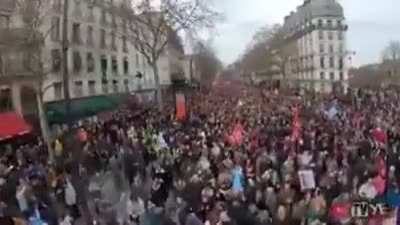 L&rsquo; Internationale - unites the human race.✊✊🏿✊🏻✊🏼✊🏽✊🏾🚩 - Sang during the protests in Paris