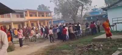 सर्लाही ४ मा काङ्ग्रेस सभापति गगन थापा उम्मेदवार भएको केन्द्रमा हात हालाहालको स्थिति आएपछि मतदान रोकिए छ।