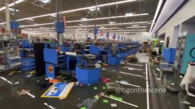 Smash the windooooow, loot the wallll(mart)