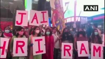 #WATCH USA: A large group of people, including the Indian diaspora, gathered near the digital billboard of #RamMandir in New York&rsquo;s Times Square on 5th August to celebrate the foundation laying ceremony of the temple. The crowd also sang 'bhajans' and cha