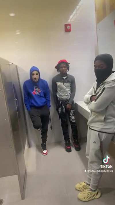 They be chilling in the bathroom like it don&rsquo;t smell like 10 cans of bounce dat ass
