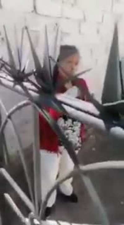 Reacci&oacute;n de un Servidor de la Naci&oacute;n cuando es sorprendido pidiendo datos a una mujer de la tercera edad.
