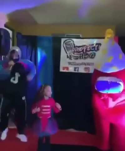 Mi vieja: "hijo, porque no viniste al cumple de tu primita?" El cumple de mi primita: