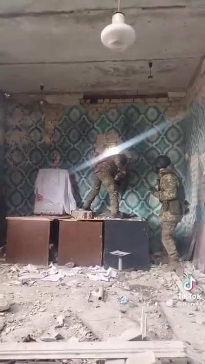 Ukrainian infantry building defense - Reportedly in Mar'inka - Winter 2023