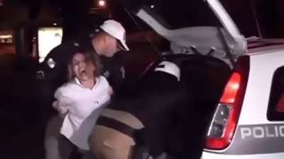 “Chama a policia porquê a 👮‍♀️ está me prendendo”
