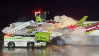 &minus;21&deg;C outside and the plane gets a spa treatment before takeoff