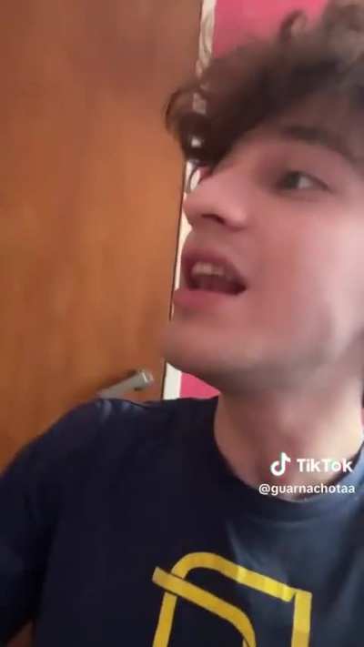 Muchacho joven pide que lean