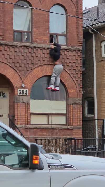 Dude helps his buddy escape from the police