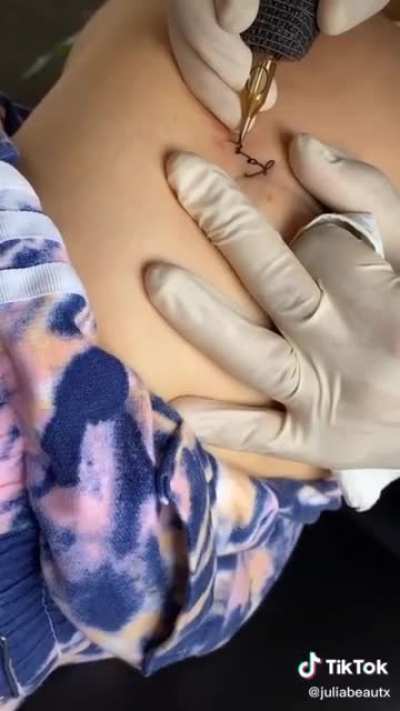 Julia bekommt neue Tattoos an Kn&ouml;chel und H&Uuml;FTE ... TikTok vom 27.06.2020