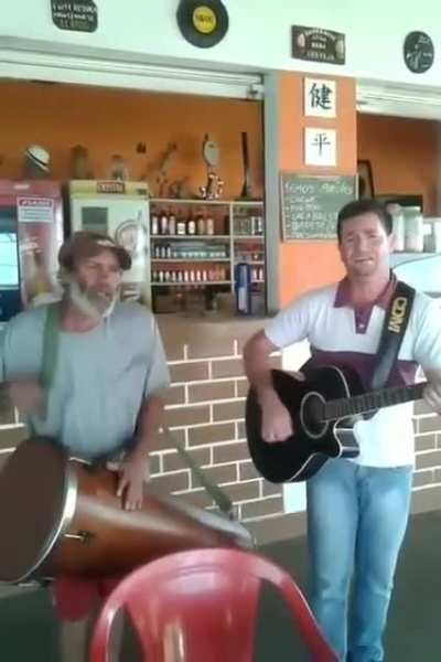 Um ser humano que est&aacute; criando palavras aleatoriamente, consegue cuspir mais melodia que um funkeiro ou um " trapper " brasileiro.
