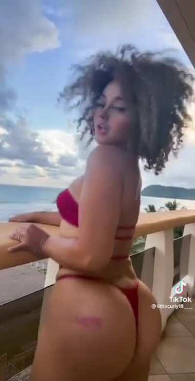 Making it clap 😍🍑👏